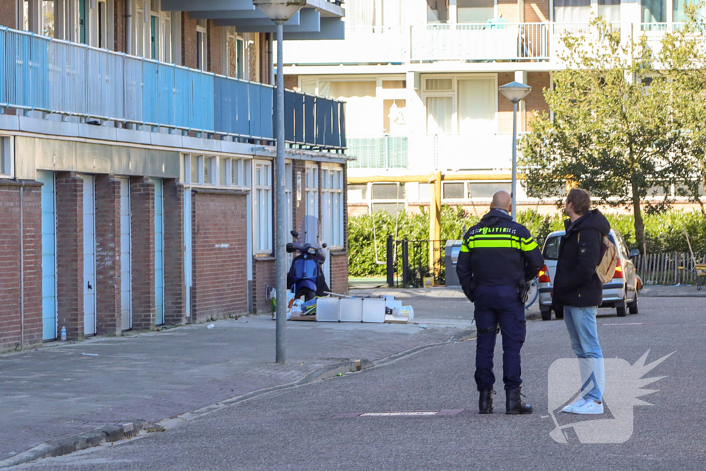 Huisraad op straat gegooid, twee agenten gewond