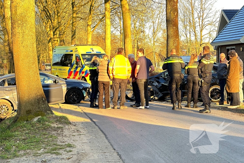 Twee voertuigen botsen frontaal op elkaar