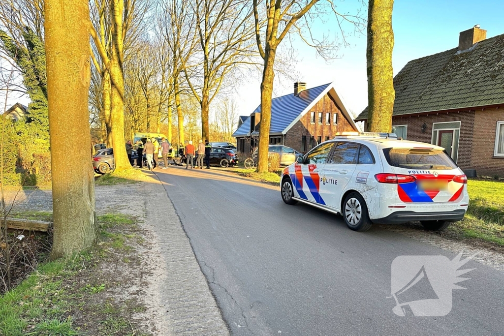 Twee voertuigen botsen frontaal op elkaar