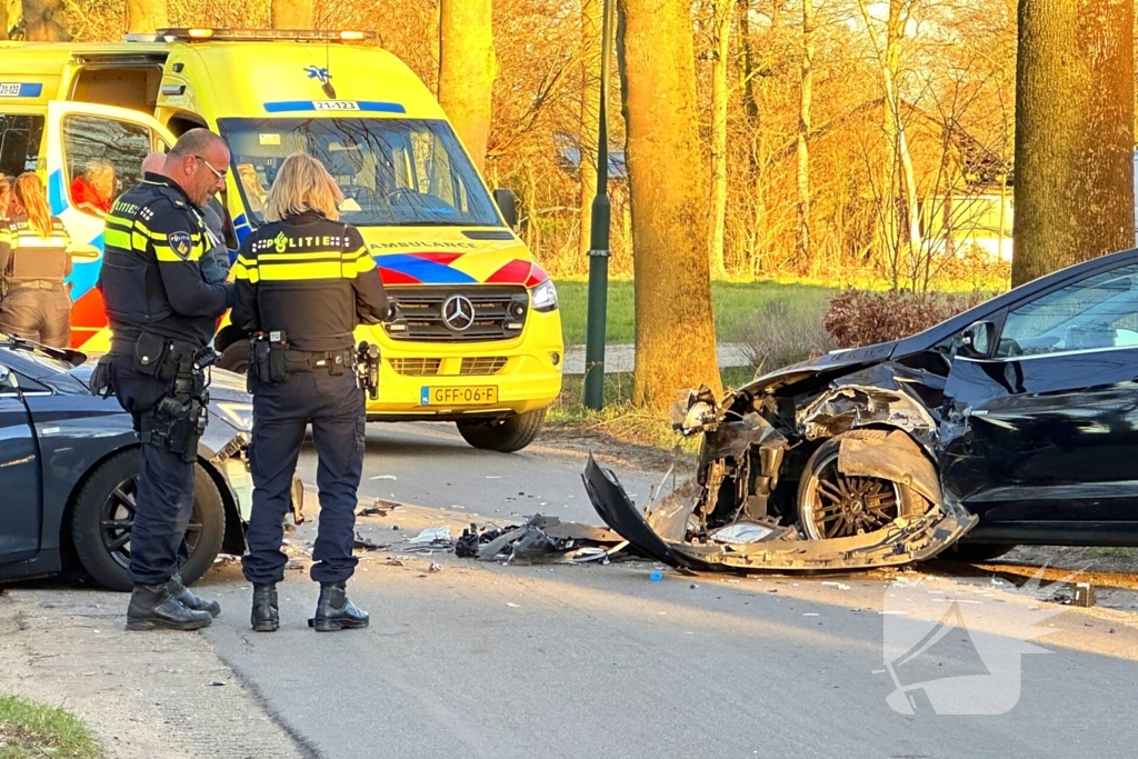 Twee voertuigen botsen frontaal op elkaar