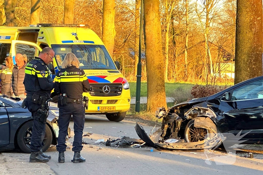 Twee voertuigen botsen frontaal op elkaar