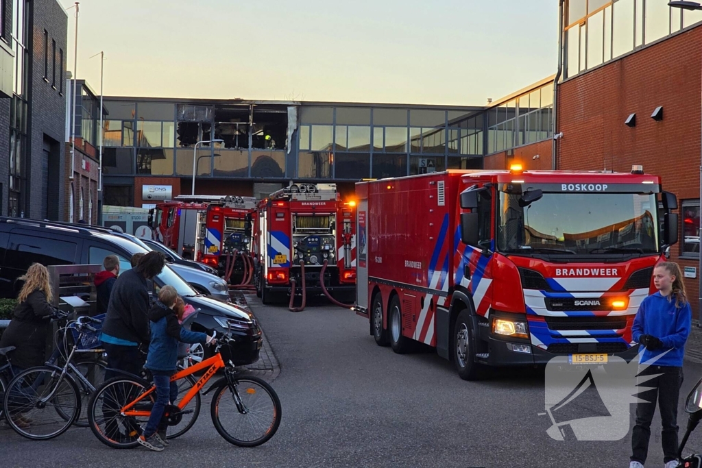 Uitslaande brand in bedrijfspand