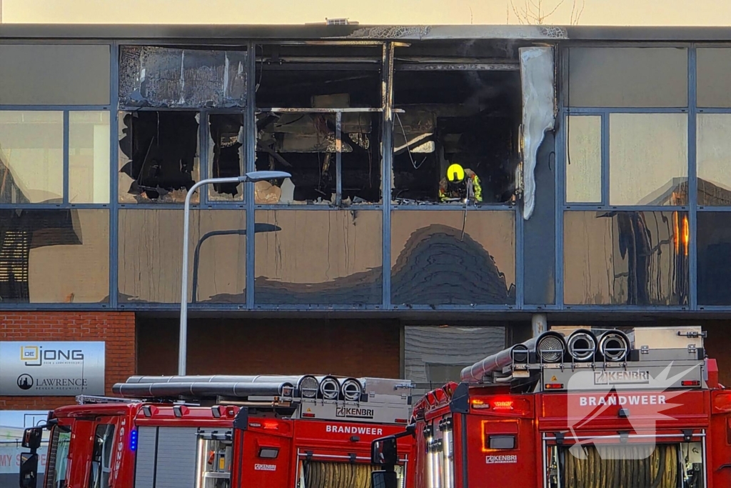 Uitslaande brand in bedrijfspand
