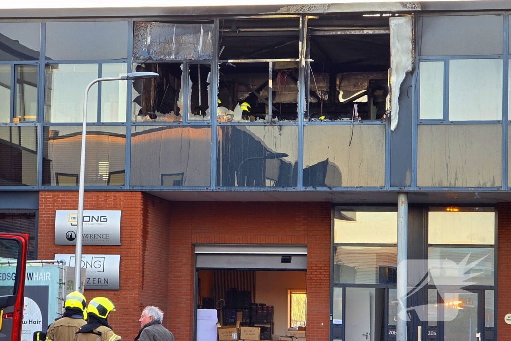 Uitslaande brand in bedrijfspand