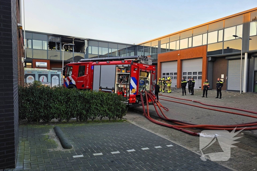 Uitslaande brand in bedrijfspand