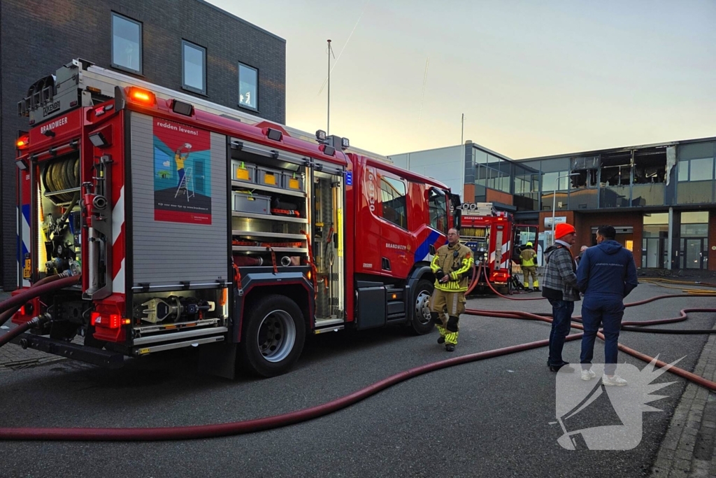Uitslaande brand in bedrijfspand