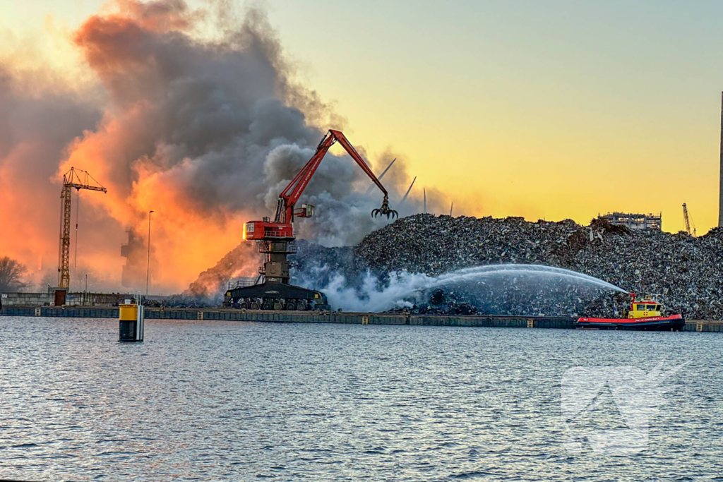 Grote brand in buitenopslag havengebied