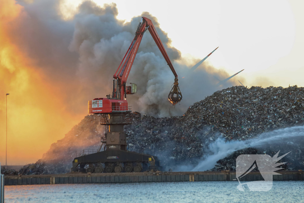 Grote brand in buitenopslag havengebied