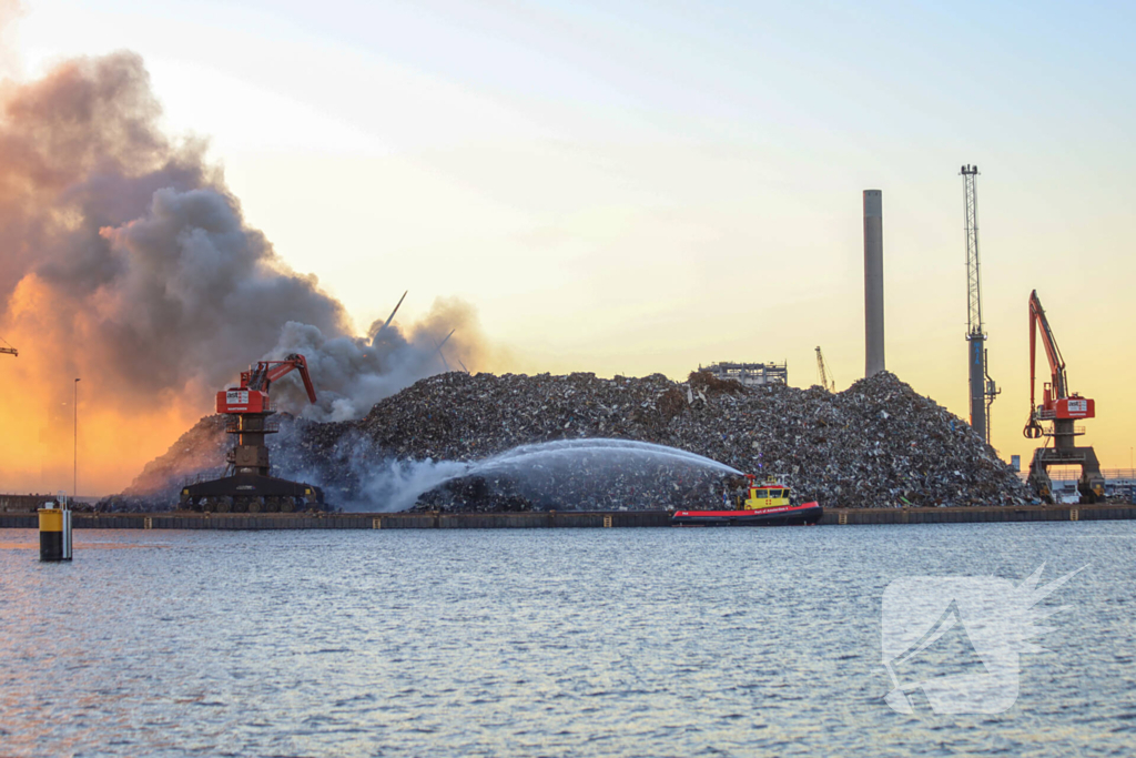 Grote brand in buitenopslag havengebied