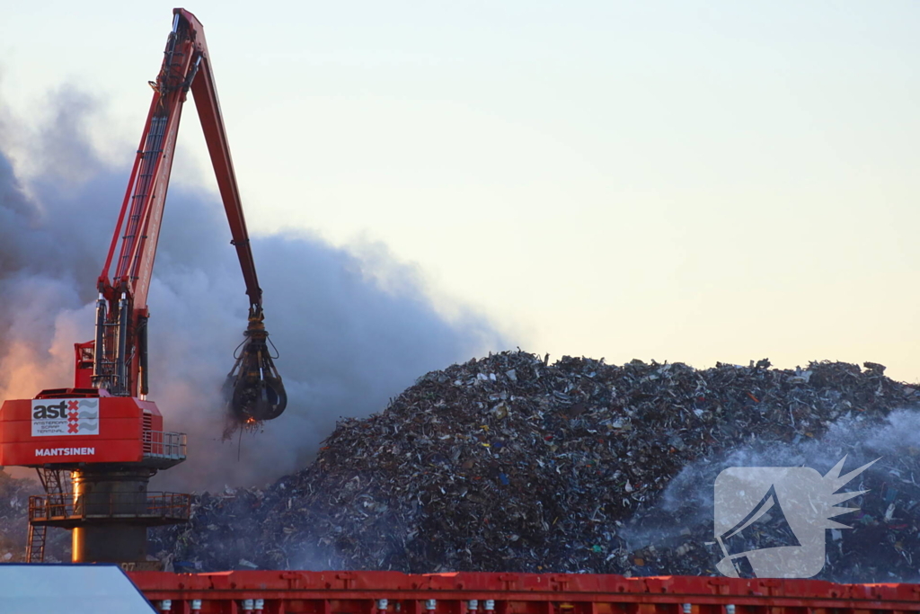 Grote brand in buitenopslag havengebied