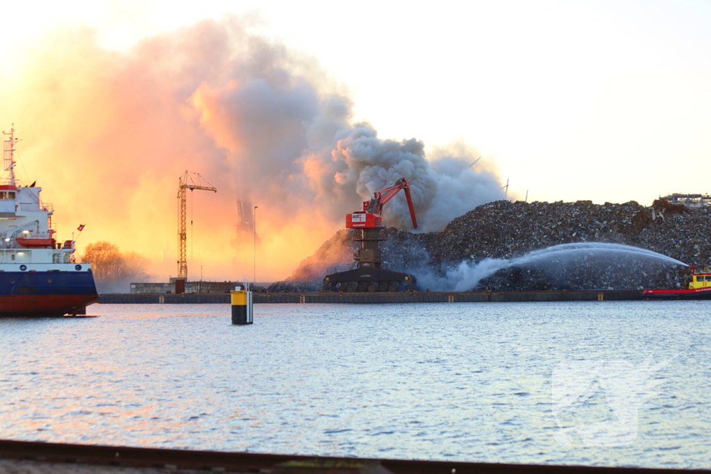 Grote brand in buitenopslag havengebied