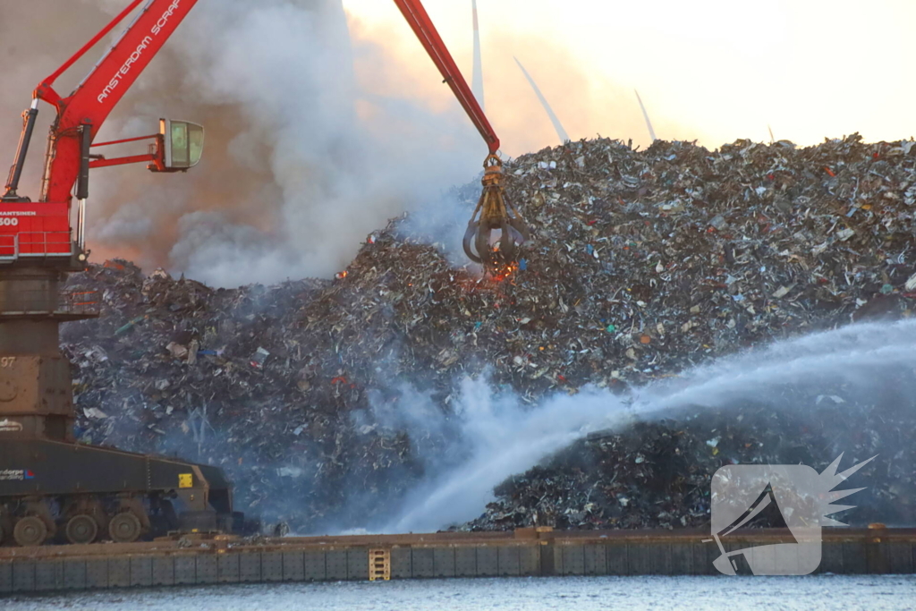 Grote brand in buitenopslag havengebied