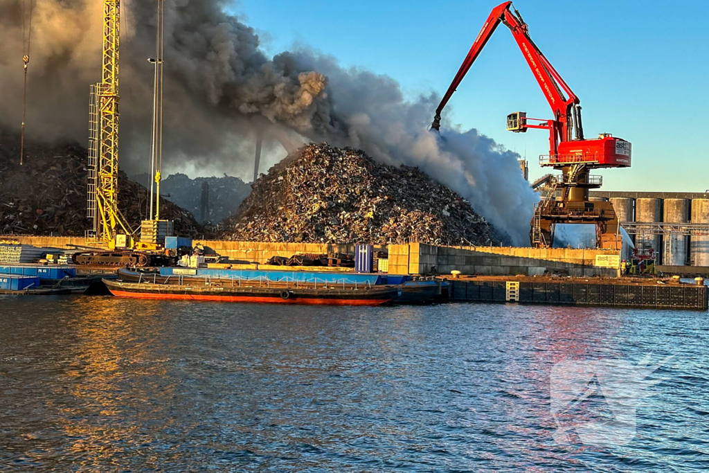 Grote brand in buitenopslag havengebied