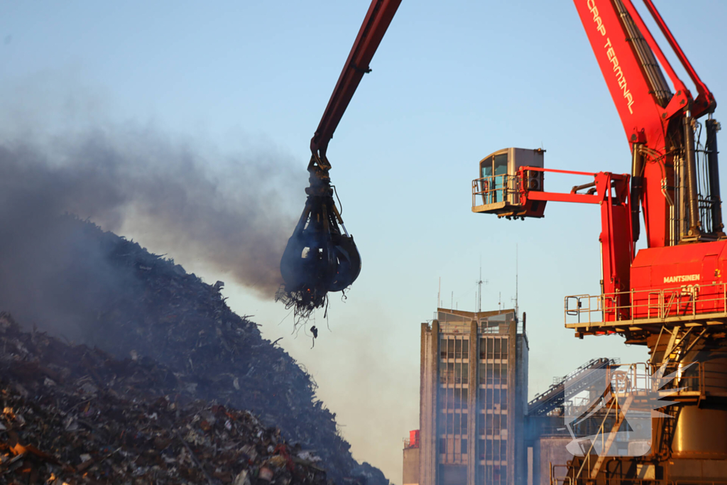 Grote brand in buitenopslag havengebied