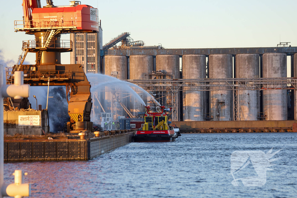 Grote brand in buitenopslag havengebied