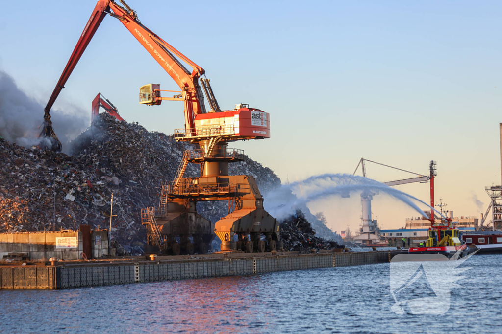 Grote brand in buitenopslag havengebied