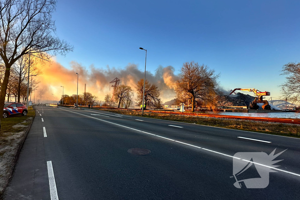 Grote brand in buitenopslag havengebied
