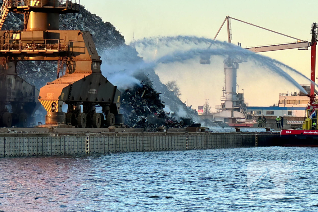 Grote brand in buitenopslag havengebied