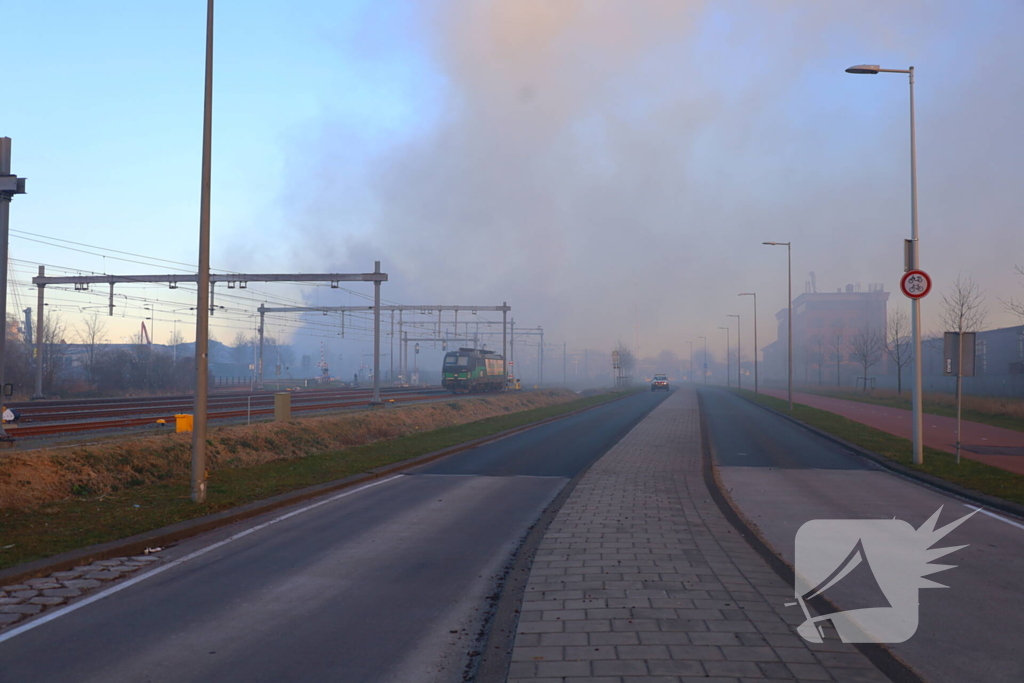 Grote brand in buitenopslag havengebied