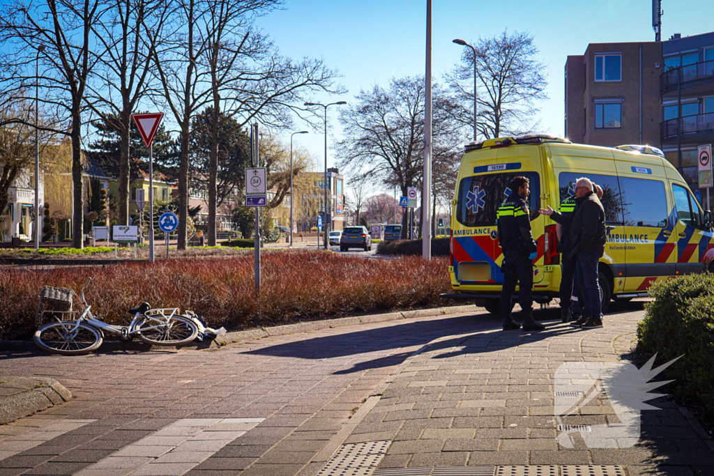 Jonge dame vervoerd naar ziekenhuis na fietsongeval