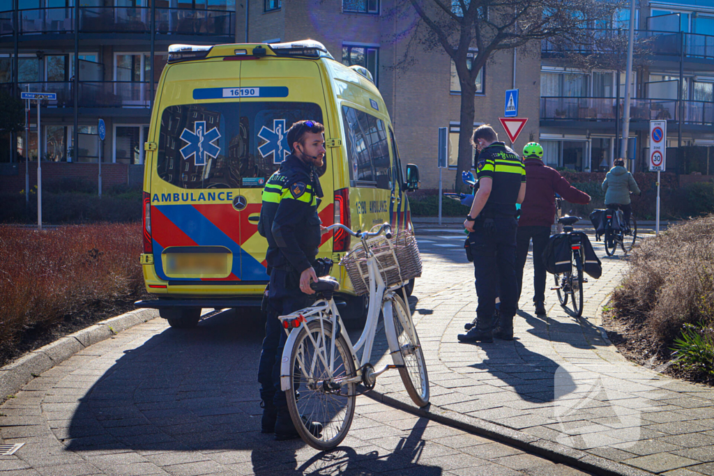 Jonge dame vervoerd naar ziekenhuis na fietsongeval