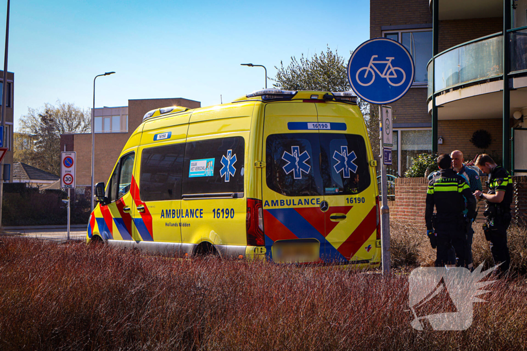 Jonge dame vervoerd naar ziekenhuis na fietsongeval