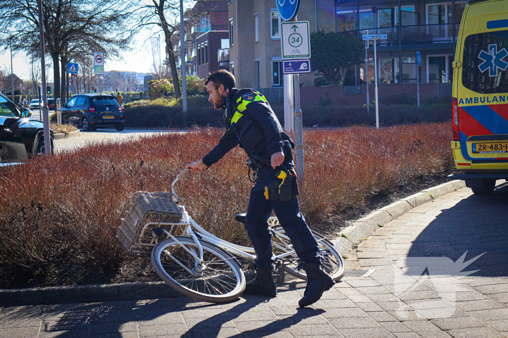 Jonge dame vervoerd naar ziekenhuis na fietsongeval