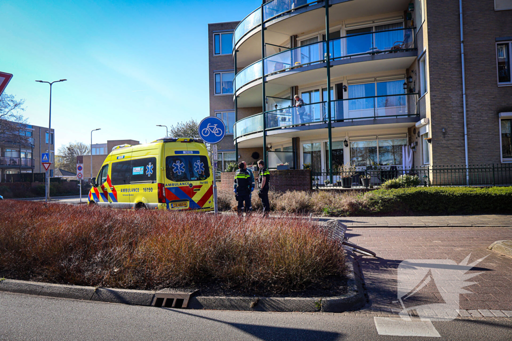 Jonge dame vervoerd naar ziekenhuis na fietsongeval