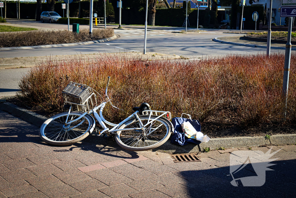 Jonge dame vervoerd naar ziekenhuis na fietsongeval