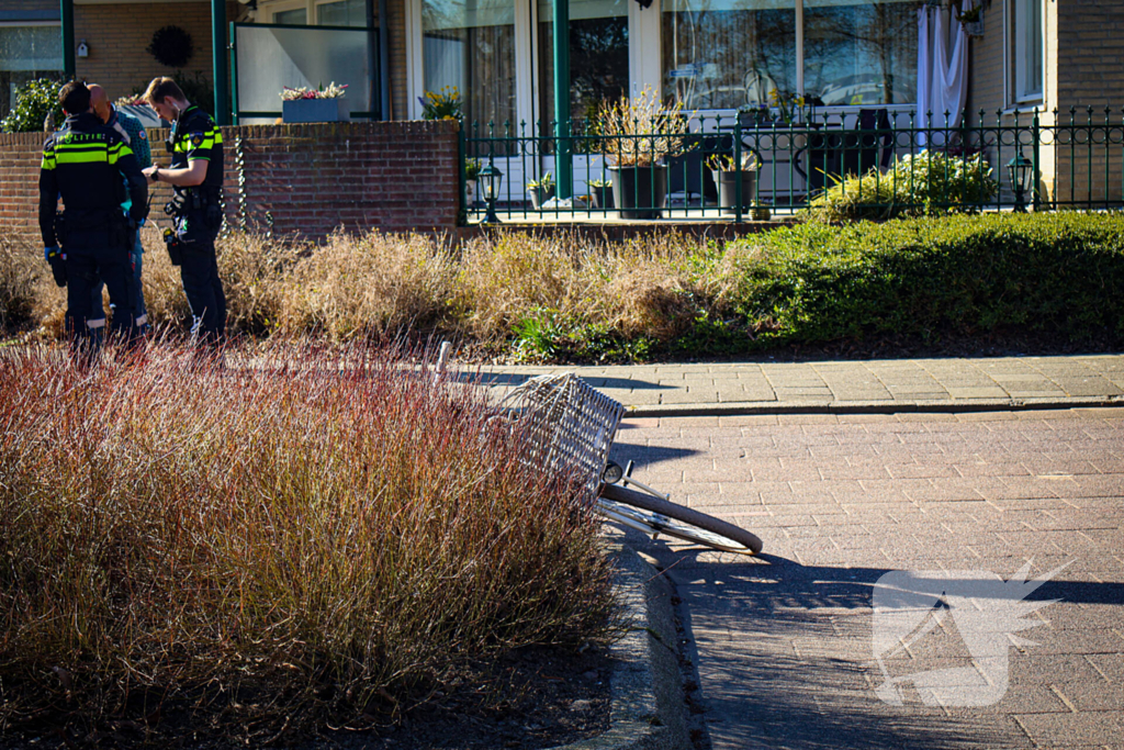 Jonge dame vervoerd naar ziekenhuis na fietsongeval