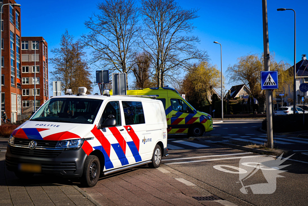 Jonge dame vervoerd naar ziekenhuis na fietsongeval