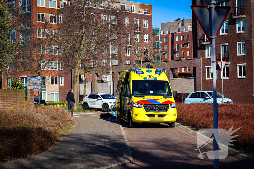 Jonge dame vervoerd naar ziekenhuis na fietsongeval