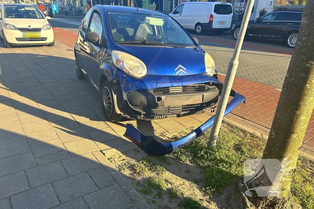 Kentekenplaat en bumper beschadigd na aanrijding