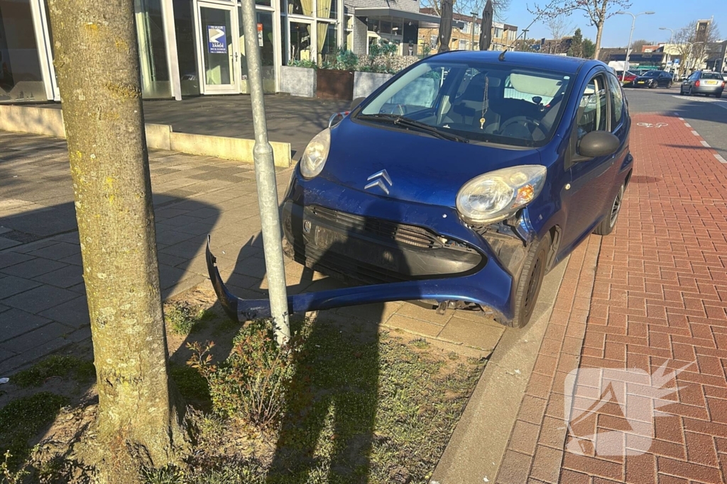 Kentekenplaat en bumper beschadigd na aanrijding