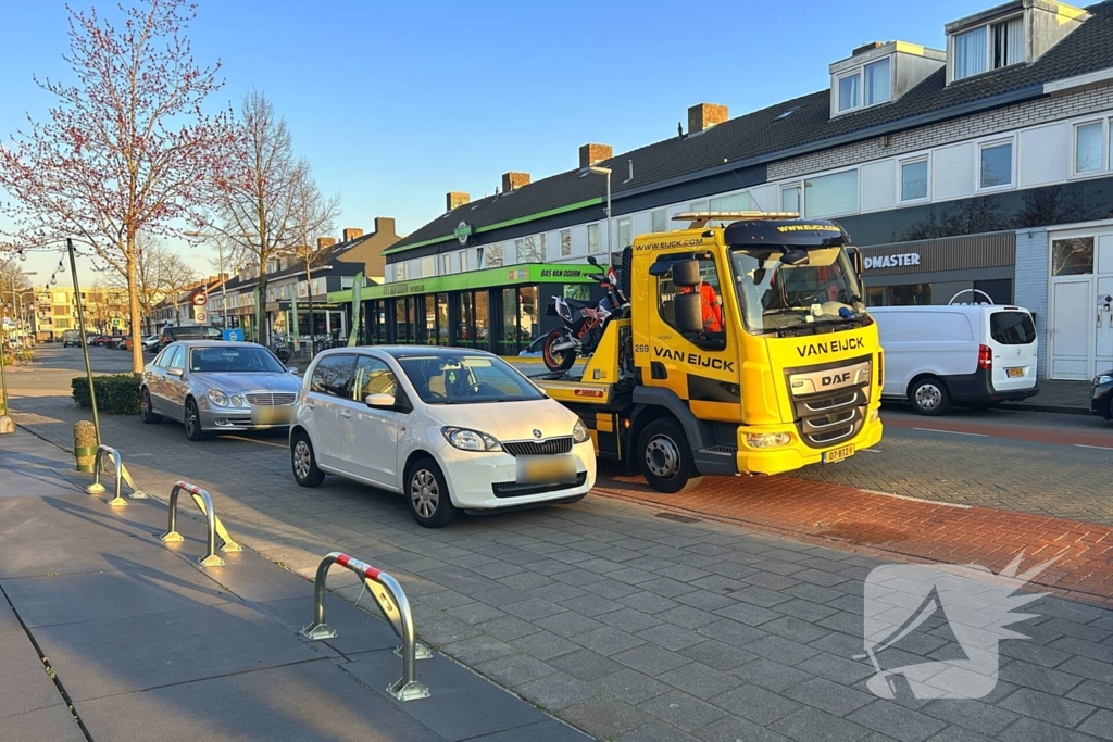Kentekenplaat en bumper beschadigd na aanrijding