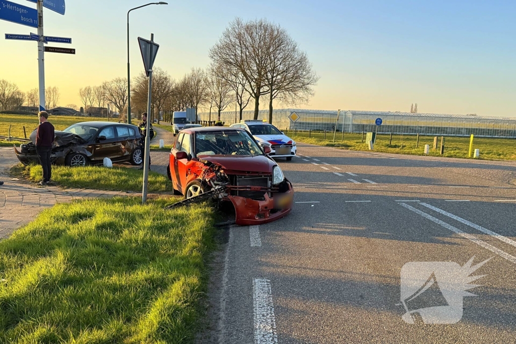 Ambulance controleert inzittenden na ongeval