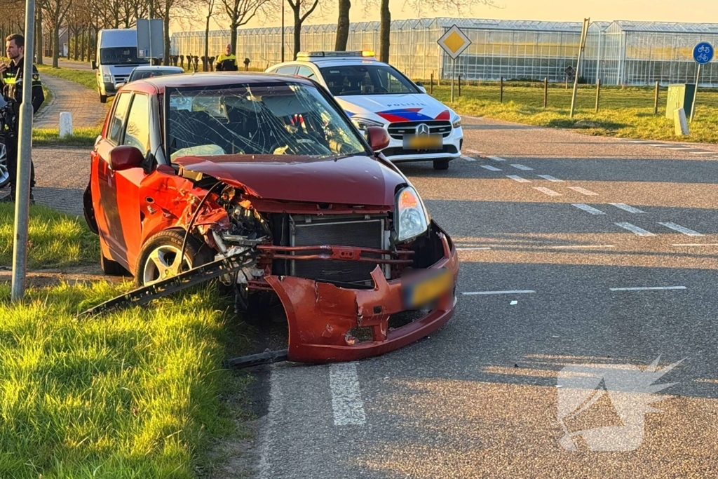 Ambulance controleert inzittenden na ongeval