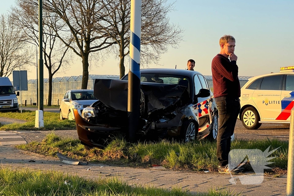 Ambulance controleert inzittenden na ongeval