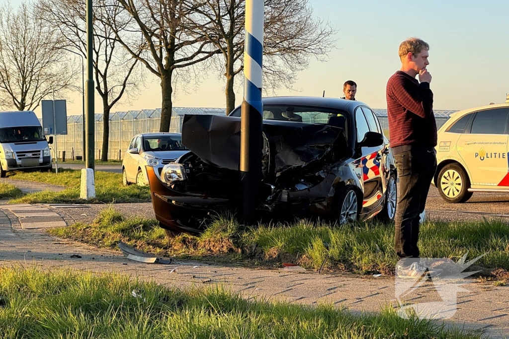 Ambulance controleert inzittenden na ongeval