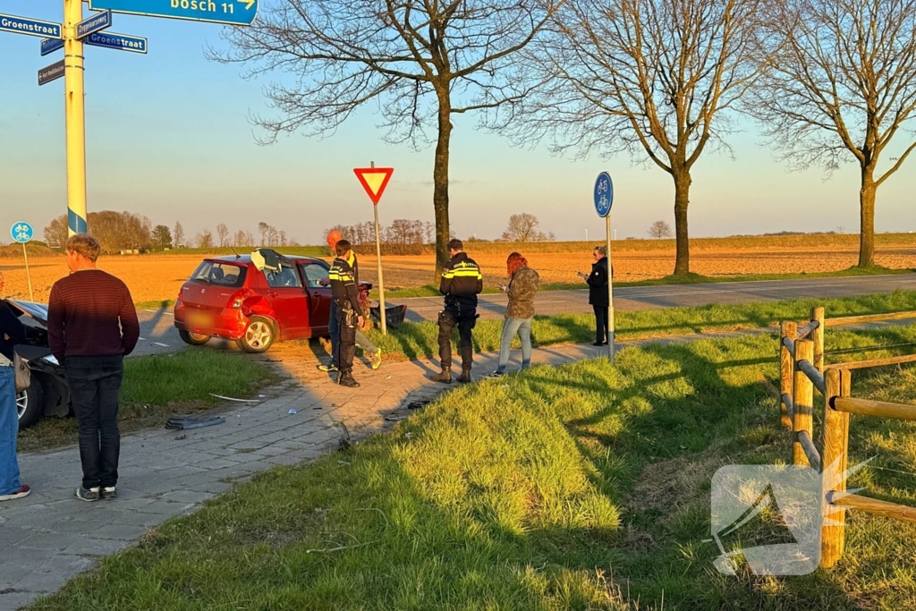 Ambulance controleert inzittenden na ongeval