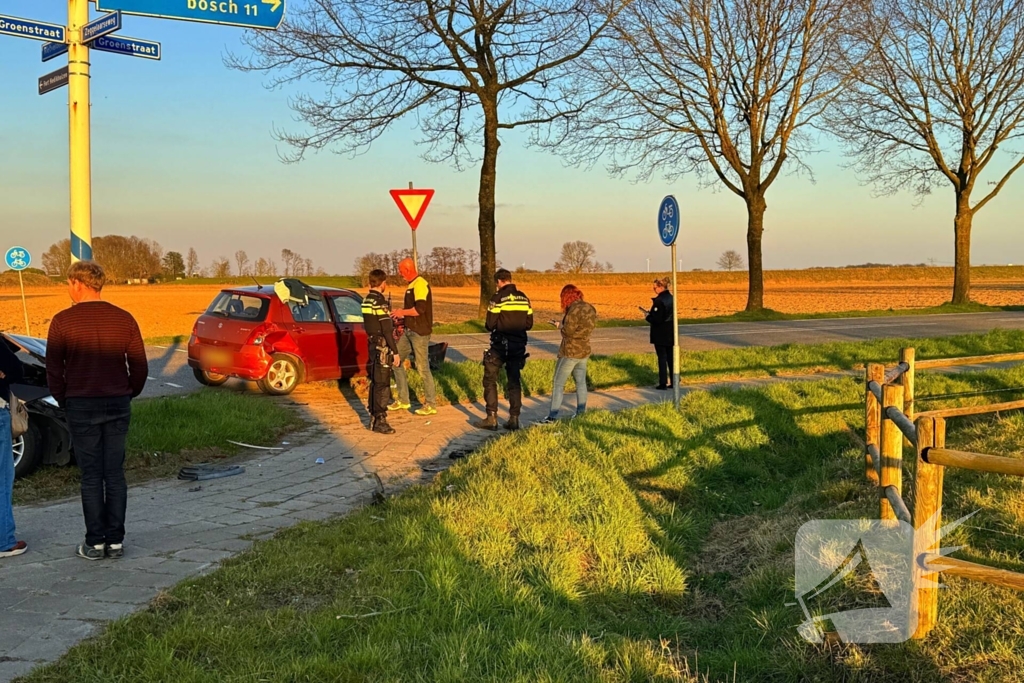 Ambulance controleert inzittenden na ongeval