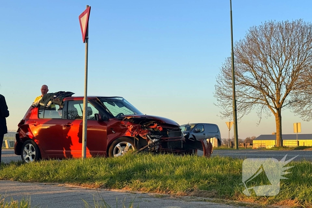 Ambulance controleert inzittenden na ongeval