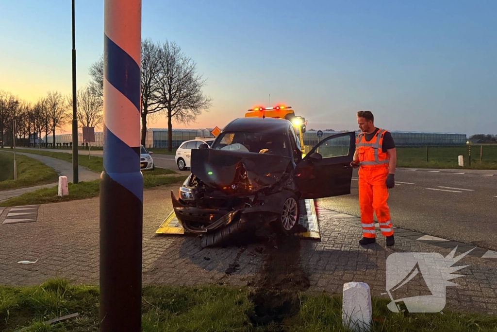 Ambulance controleert inzittenden na ongeval