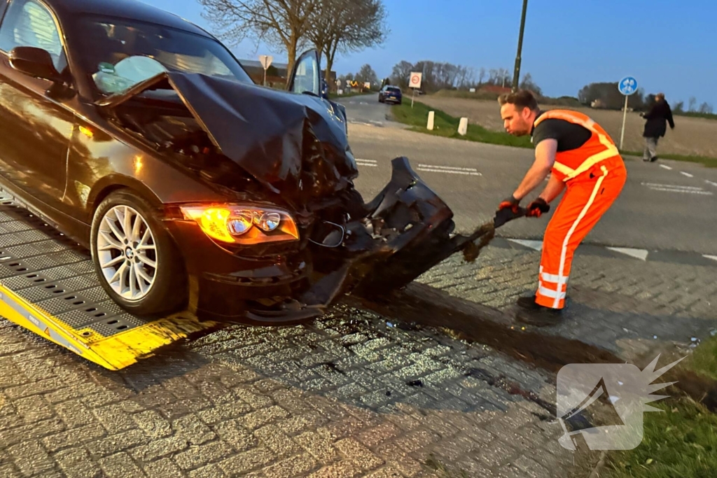 Ambulance controleert inzittenden na ongeval
