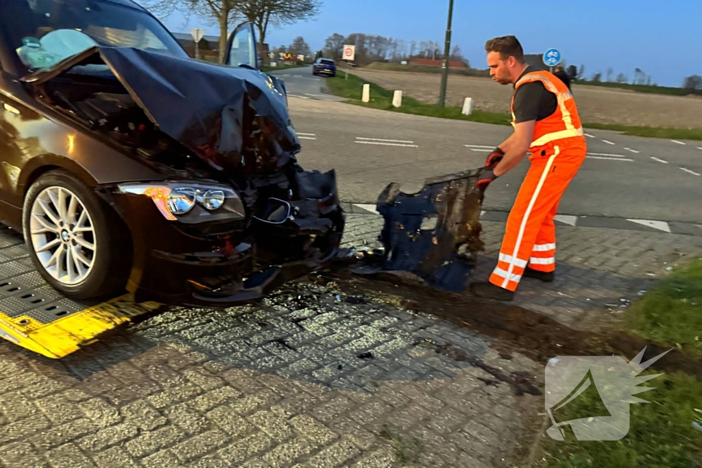 Ambulance controleert inzittenden na ongeval