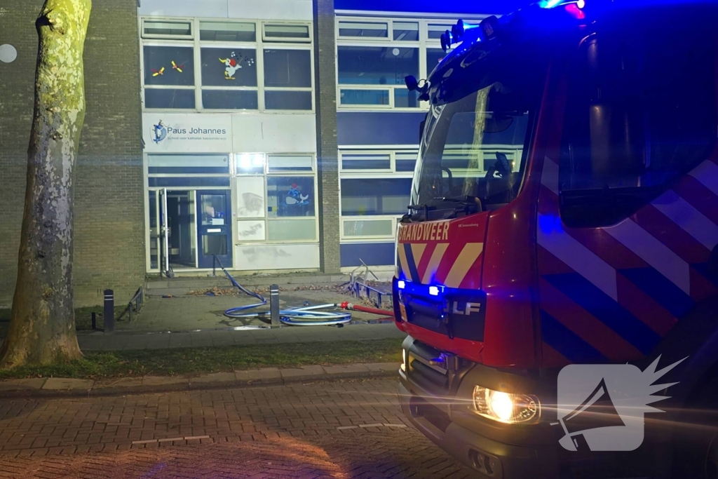 Brandweer forceert deur om brand te bestrijden