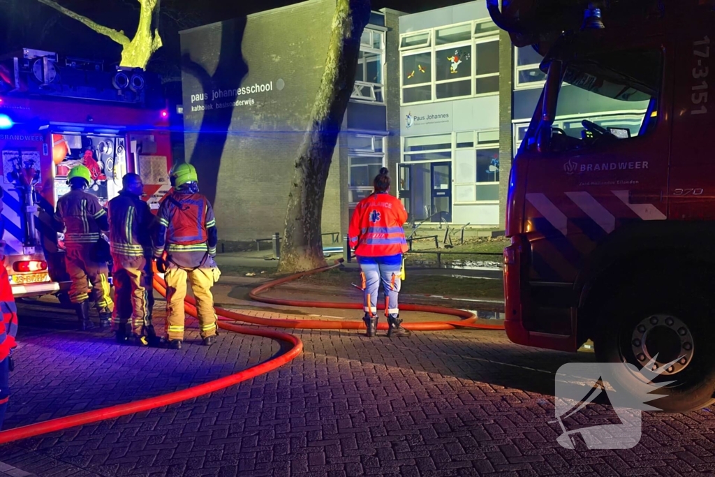 Brandweer forceert deur om brand te bestrijden