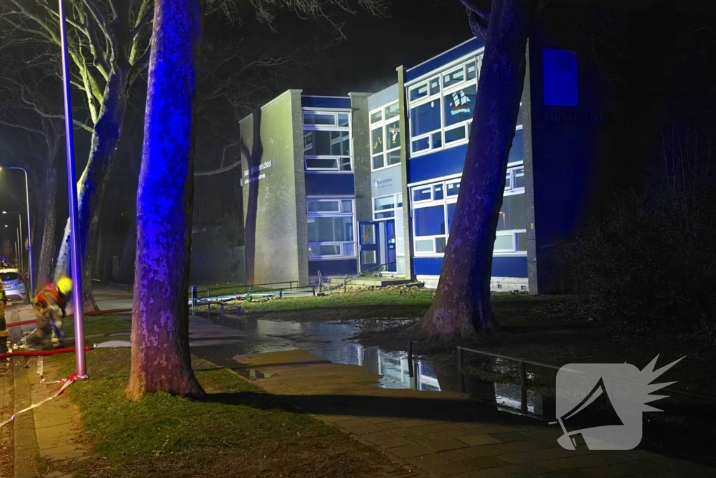 Brandweer forceert deur om brand te bestrijden