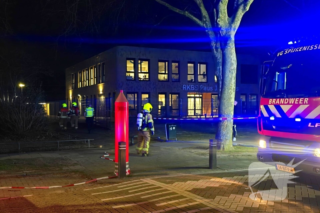 Brandweer forceert deur om brand te bestrijden