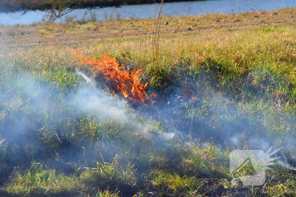 Omstanders blussen bermbrand
